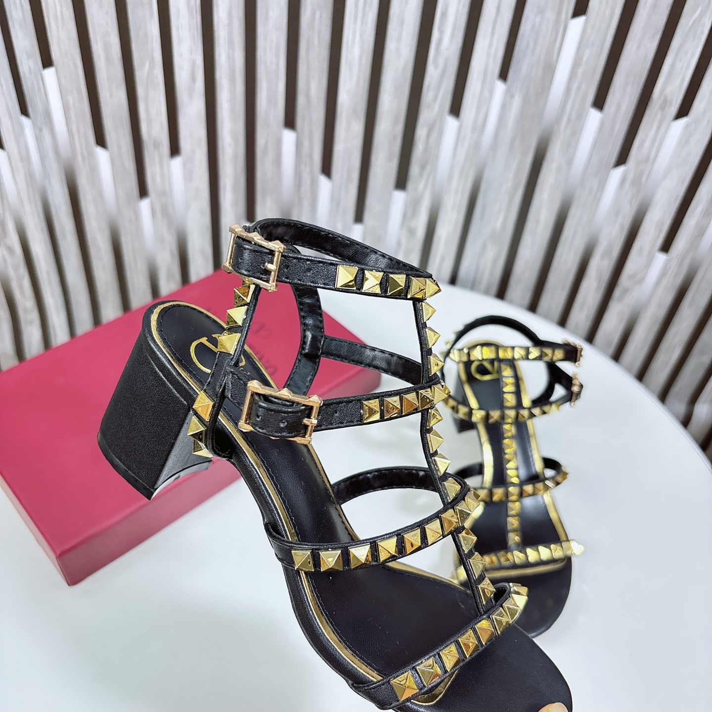 Black real shot 🆕 Valentino block heel sandals) VT Stud series 7
