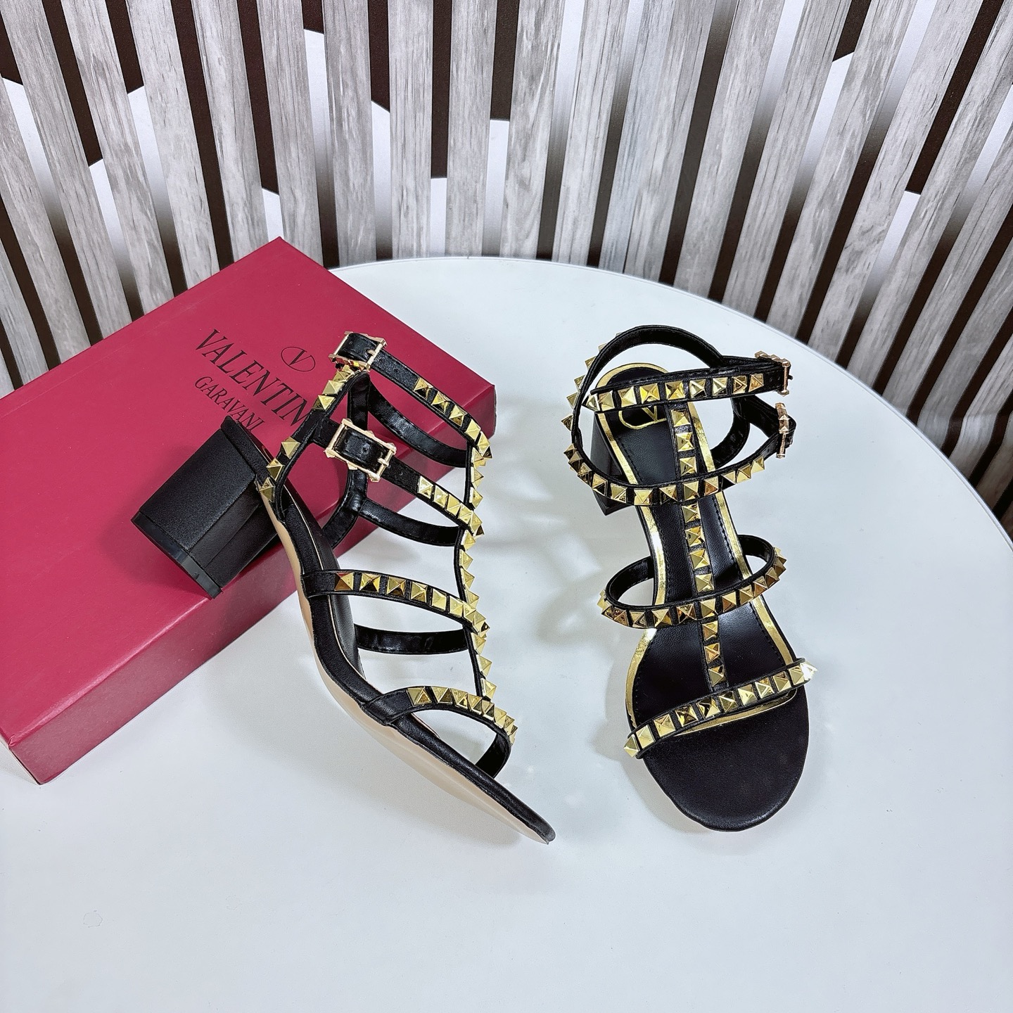 Black real shot 🆕 Valentino block heel sandals) VT Stud series 8