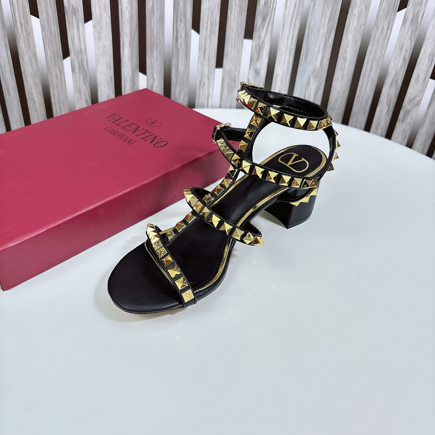 Black real shot 🆕 Valentino block heel sandals) VT Stud series 9