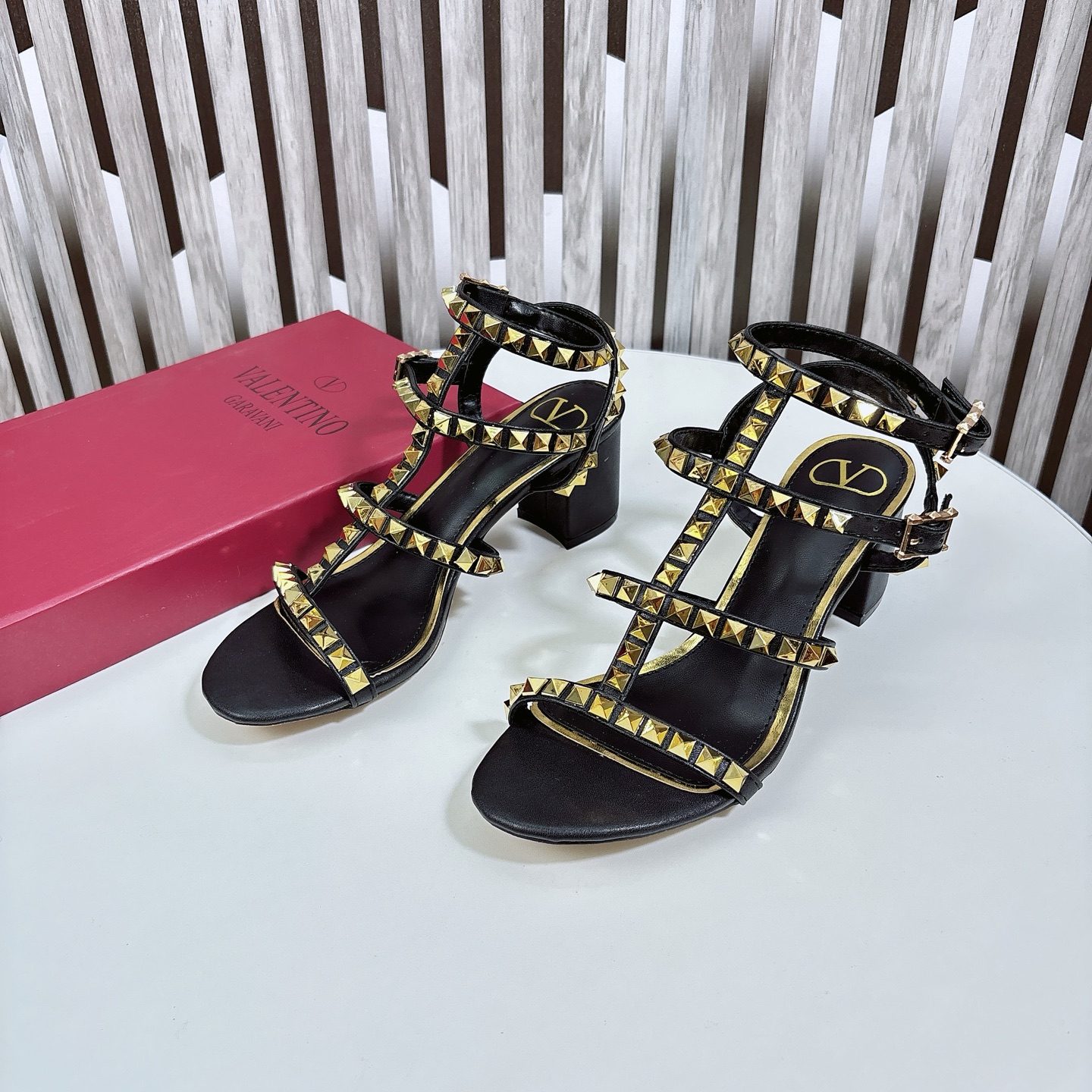 Black real shot 🆕 Valentino block heel sandals) VT Stud series 5