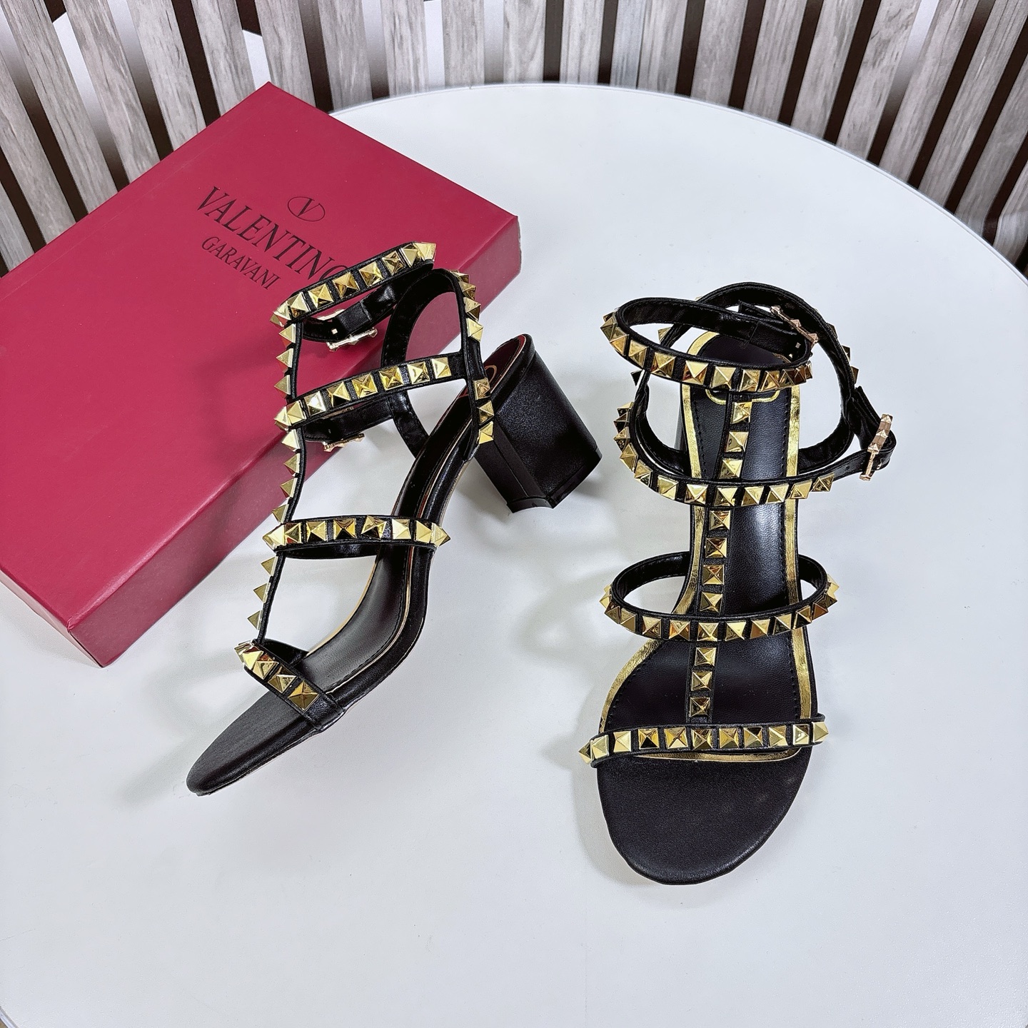 Black real shot 🆕 Valentino block heel sandals) VT Stud series 2