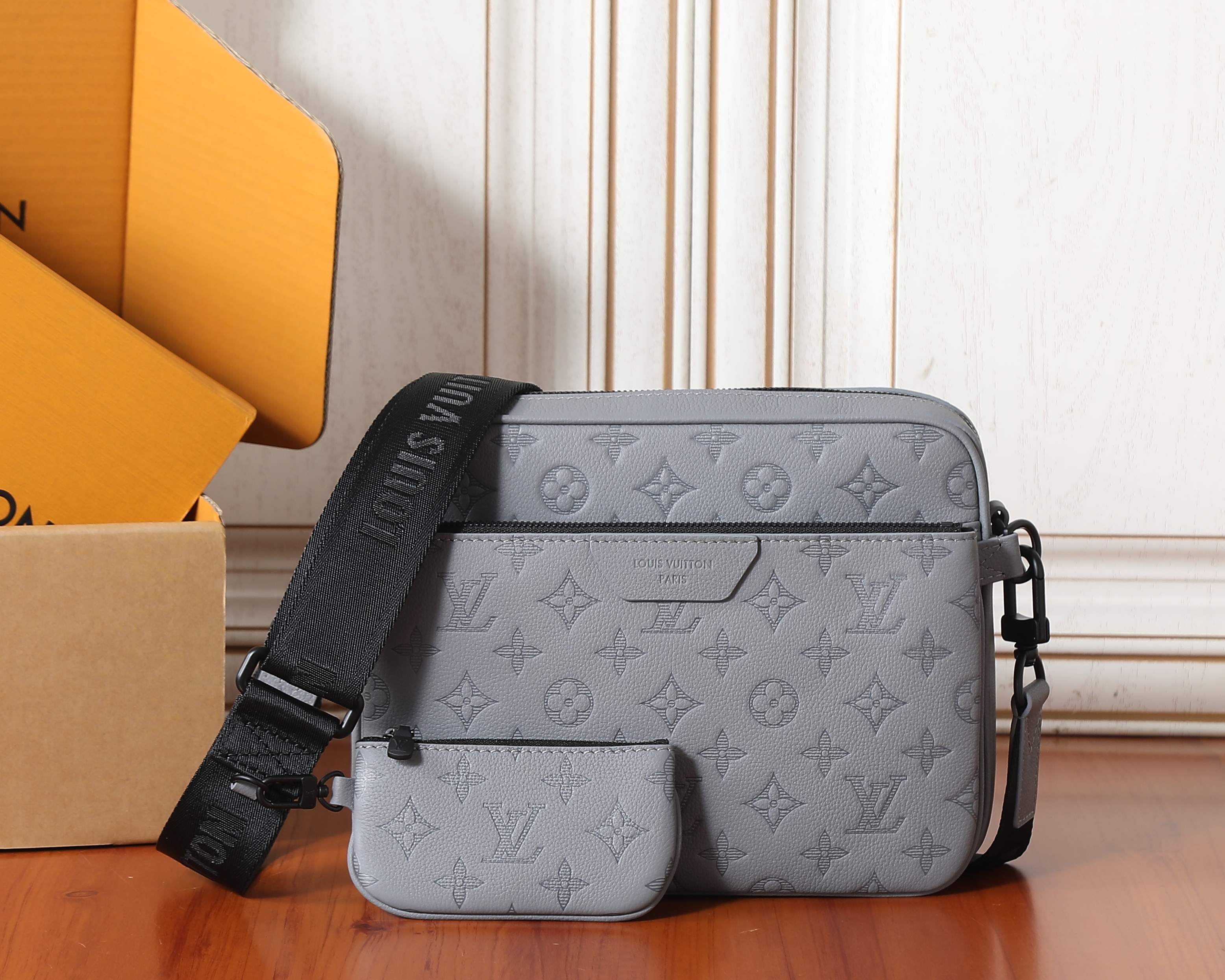 【Chip dinámico 163C01】Pedido original superior, desarrollo genuino✨‼ ️Este bolso mensajero Trio Messenger está hecho de…