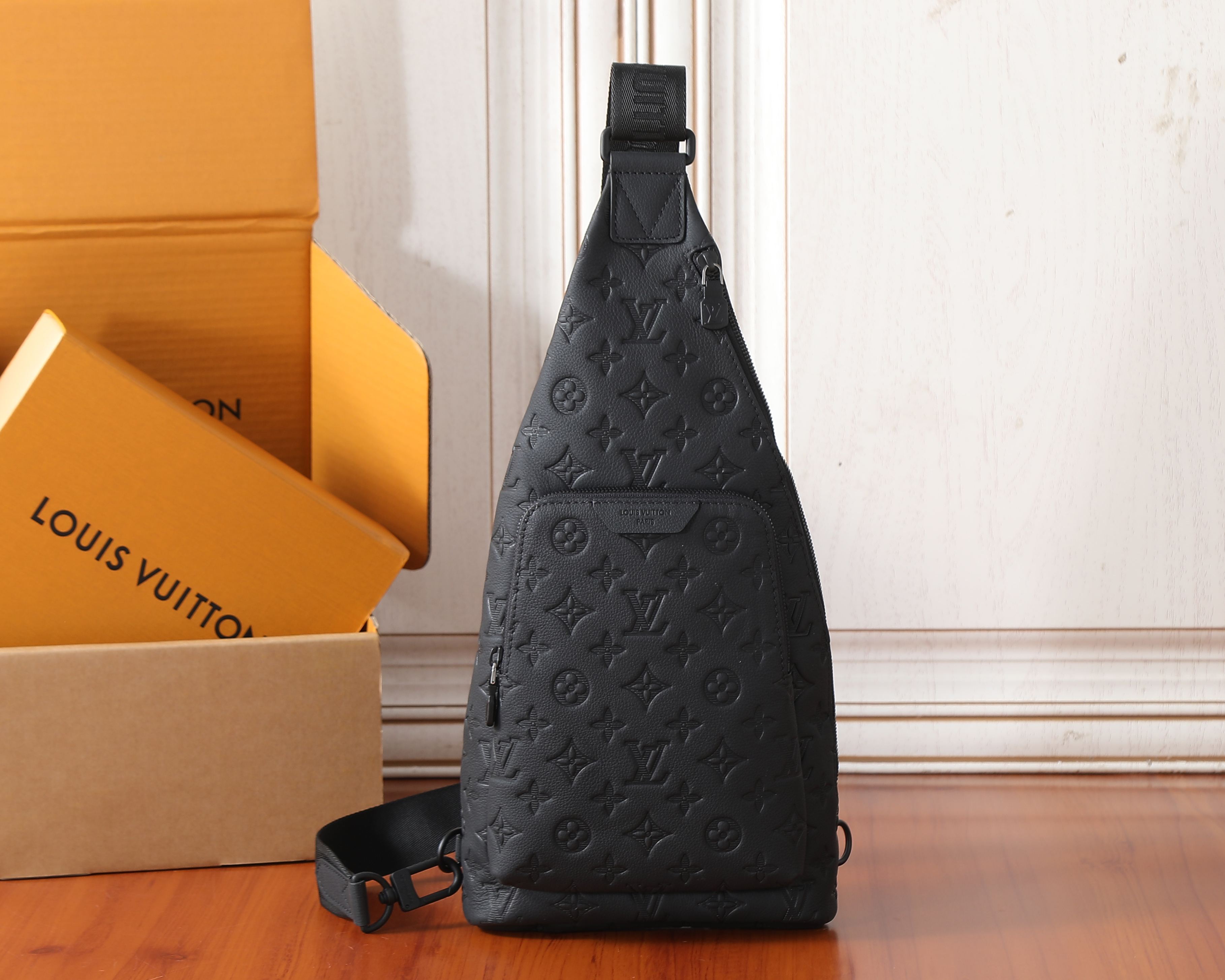 【Chip dinámico 163C01】Pedido original superior, desarrollo genuino✨‼ ️Este bolso cruzado Duo está hecho de piel de bece…