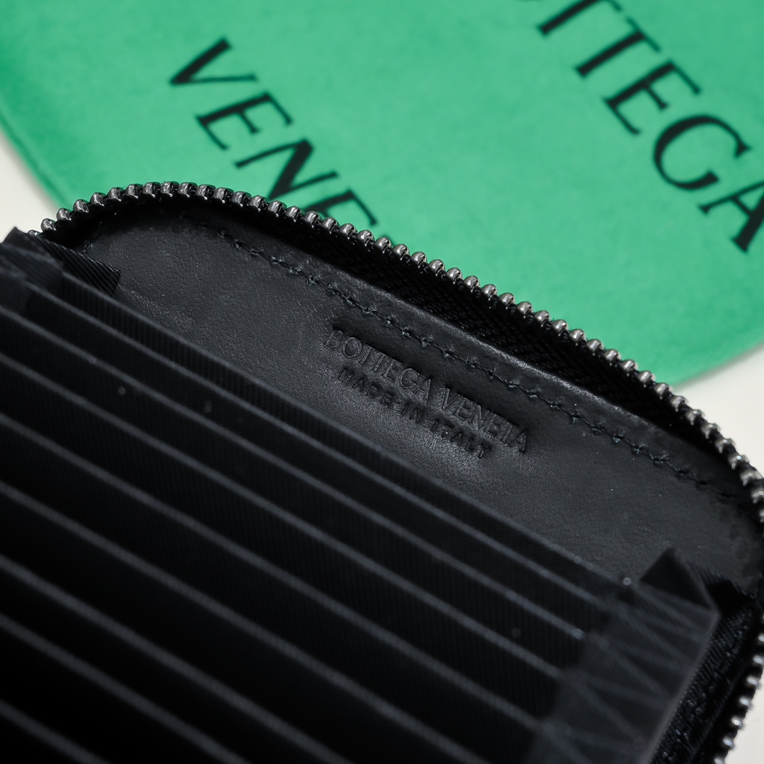 Bottega Veneta Woven Leather Card Holder Wallet with Zip - Compact & Stylish 8 i1713798727 7008 4