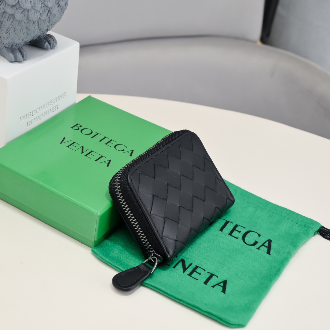Bottega Veneta Woven Leather Card Holder Wallet with Zip - Compact & Stylish 4 i1713798727 8497 3