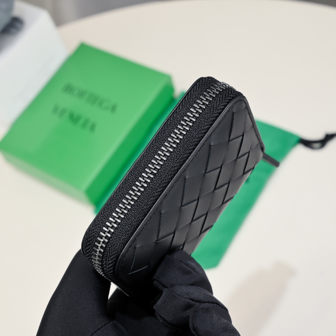 Bottega Veneta Woven Leather Card Holder Wallet with Zip - Compact & Stylish 5 i1713798727 996 2