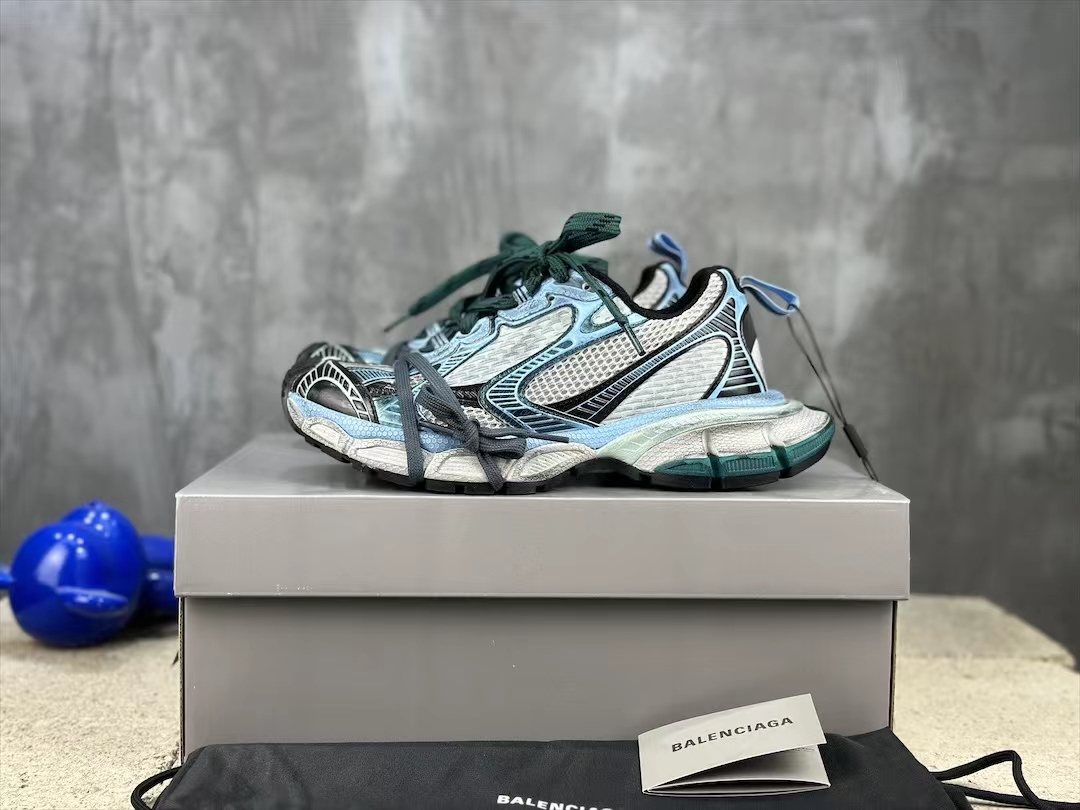 NO:639500,Pure original [ready stock] exclusive version Balenciaga Balenciaga 9th generation latest hot model 3XL Sneaker series couple models casual dad shoes sports shoes original purchase development and production Balenciaga 3XL Sneaker The overall shoe shape draws on the creative ideas of the two shoe styles Balenciaga Track and Balenciaga Runner. It is equivalent to removing the outer frame of the Track shoe body while inheriting the streamlined shape and shape of the Runner. Track flat toe. A pair of tied shoelaces are added to the front of the shoe to serve as a concave shape. Developed from the original factory files, the details are accurately aligned with the official, the private mold combination outsole comes in the original large box, and everything from the inside to the outside is restored to the official version. Fabric: Original custom imported technical fabric + mesh. Inner lining: Original custom breathable mesh lining. Outsole: Original molded ultra-light MD combination rubber sole. Bottom thickness: 5CM. Size 35-46,,balenciaga,balenciaga,sneakers19860909纯原【現貨】独家版本 Balenciaga巴黎世家 九代 最新爆款3XL Sneaker系列 情侣款 休闲 老爹鞋 运动鞋 原版购入开发 做货 Balenciaga 3XL Sneaker 整体鞋型汲取了Balenciaga Track和Balenciaga Runner两款鞋型的创作思路 相当于把 Track鞋身的外框拆了下来 同时继承了 Runner的流线造型和 Track扁平的鞋头.在鞋面前段另加了一副绑着的的鞋带 用作凹造型.原厂档案开发,细节精准对位官方,私模组合大底原装大盒,从里到外一切还原官方配 面料: 原版定制进口科技面料+网面 内里: 原版定制透气网里 大底: 原版开模超轻MD组合橡胶底 底厚: 5CM 尺码35-46,,balenciaga,balenciaga,sneakers,Men's shoes