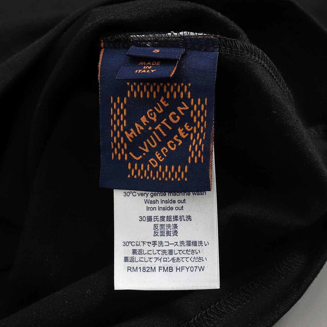 💰125
LV 路易威登 25SS早春新款 手绘涂鸦刺绣LV字母短袖
轻奢主义 男女日常通勤穿搭必备单品 正确版本 欢迎对比
详细特征
· 320克100% 纯棉双纱汗布面料
· 同缸定染特种加粗32支双股1X1螺纹
. 人工手绘涂鸦绘画
· 进口田岛机器中空绣花LV字母
· 双针车线跨缝工艺
· 原版主唛水洗吊牌品牌防潮纸包装
颜色:黑色/白色
尺码:S/M/L/XL
S:肩宽52 衣长70 胸围52 160-170 120斤左右
M:肩宽55 衣长72 胸围55 165-175 145斤左右
L:肩宽58 衣长74 胸围58 170-180 170斤左右
XL:肩宽61 衣长76 胸围61 175-185 190斤左右
手工测量1-3厘米误差属于正常