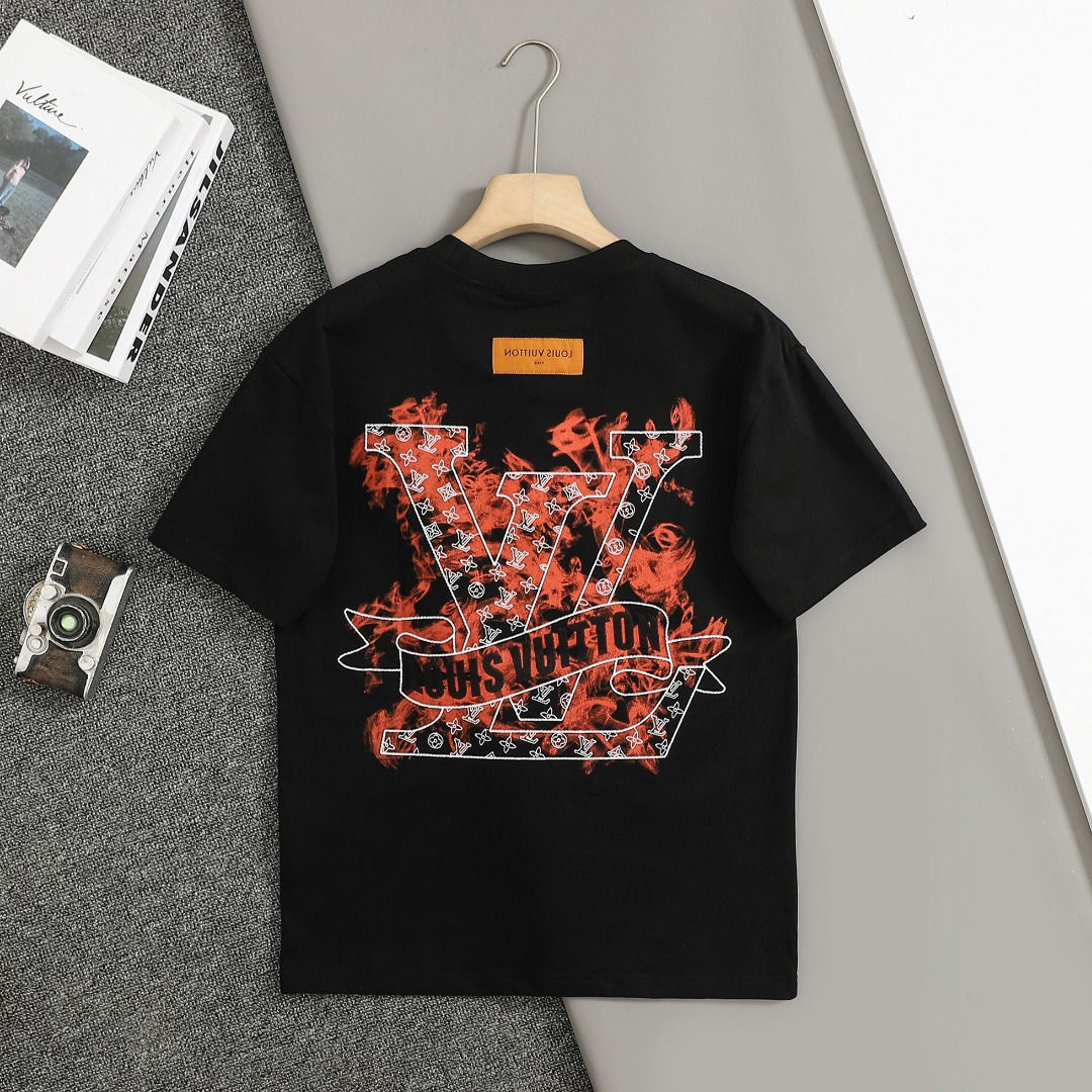 💰125
LV 路易威登 25SS早春新款 手绘涂鸦刺绣LV字母短袖
轻奢主义 男女日常通勤穿搭必备单品 正确版本 欢迎对比
详细特征
· 320克100% 纯棉双纱汗布面料
· 同缸定染特种加粗32支双股1X1螺纹
. 人工手绘涂鸦绘画
· 进口田岛机器中空绣花LV字母
· 双针车线跨缝工艺
· 原版主唛水洗吊牌品牌防潮纸包装
颜色:黑色/白色
尺码:S/M/L/XL
S:肩宽52 衣长70 胸围52 160-170 120斤左右
M:肩宽55 衣长72 胸围55 165-175 145斤左右
L:肩宽58 衣长74 胸围58 170-180 170斤左右
XL:肩宽61 衣长76 胸围61 175-185 190斤左右
手工测量1-3厘米误差属于正常