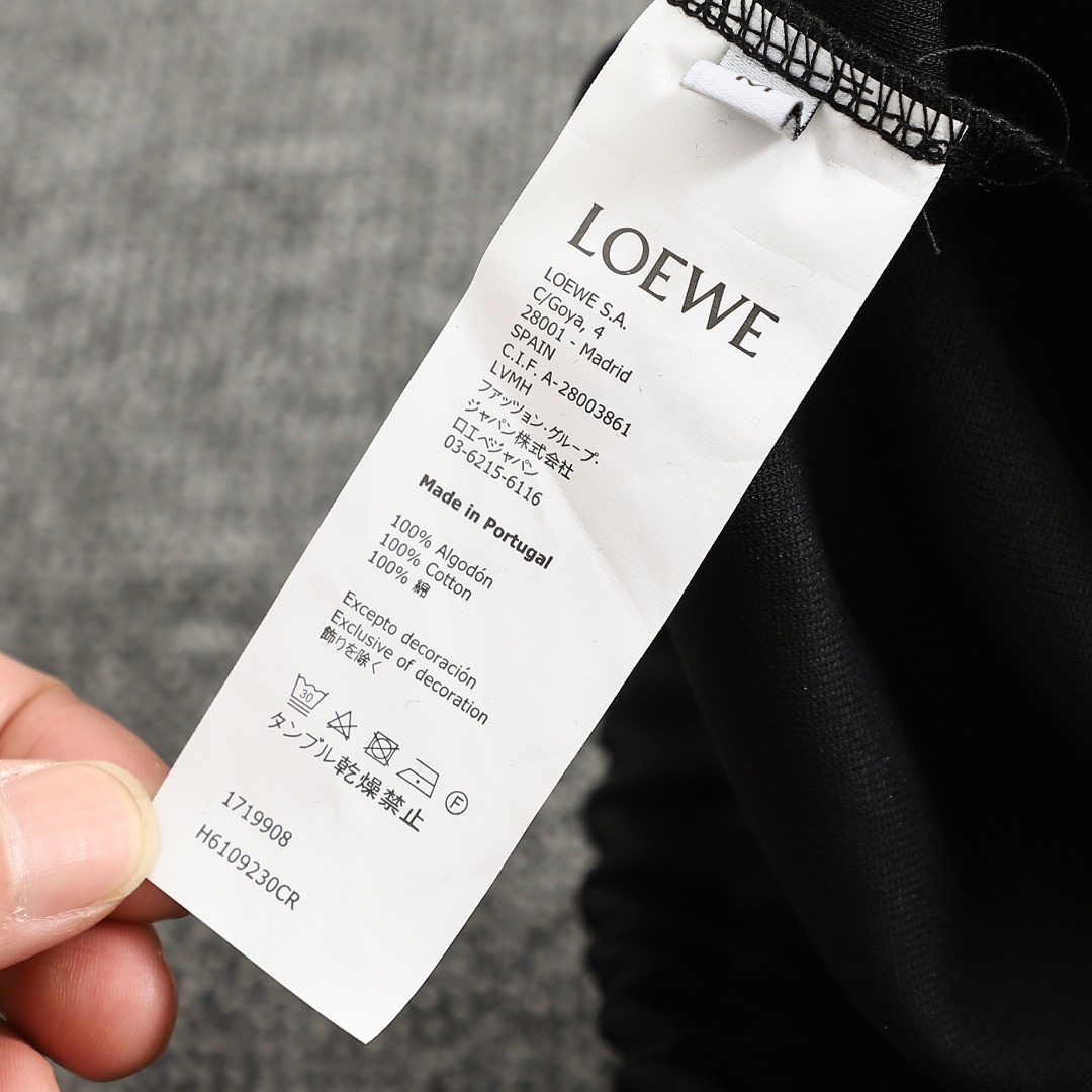 💰135
LOEW 罗意威 2025ss新款短裤 经典刺绣字母短裤
轻奢主义 男女日常通勤穿搭必备单品 正确版本 欢迎对比
详细特征
· 采用380克纯棉健康布面料
· 进口田岛机器刺绣logo标志
· 后幅口袋拼接织带logo刺绣
· 开模定制原版标识刻纹吊钟
· 松腰头裤头
· 双针车线跨缝工艺
· 原版主唛水洗吊牌防潮纸包装
颜色:黑色
尺码:S M L XL
S:外长49 腰围76.5 坐围100
m:外长50.5 腰围78 坐围105
L:外长52 腰围79.5 坐围110
XL:外长54 腰围81.5 坐围115
手工测量1-3厘米误差属于正常