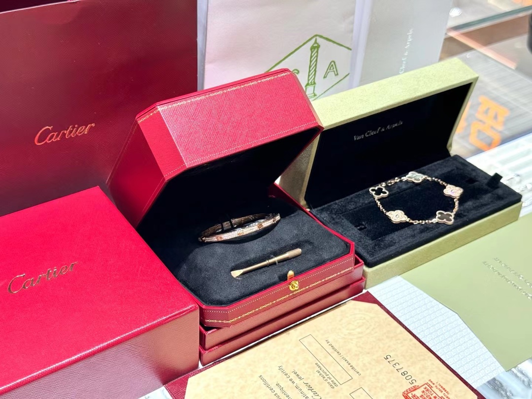 Van Cleef & Arpels VCA 灰贝隔钻五花手链/