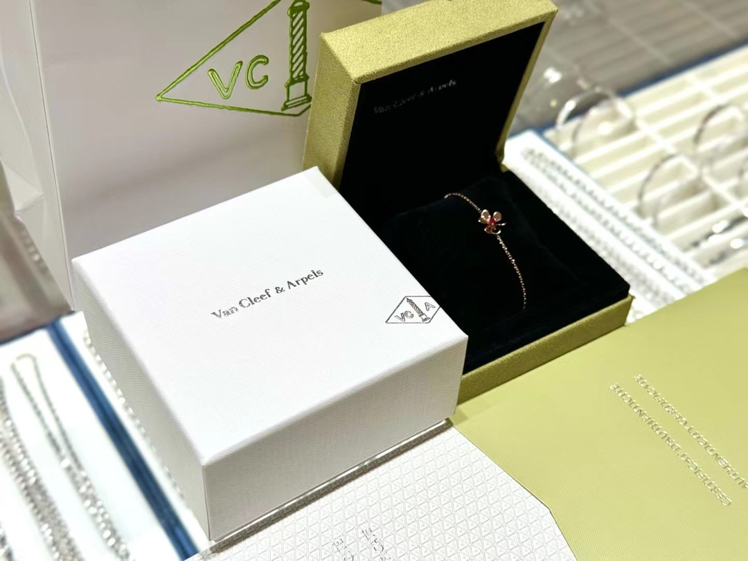 Van Cleef & Arpels 客定 VCA 三花手链