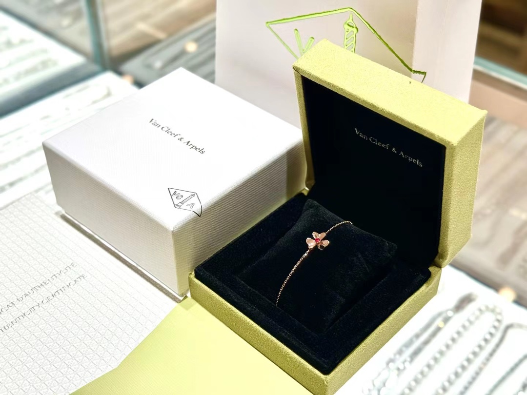 Van Cleef & Arpels 客定 VCA 三花手链