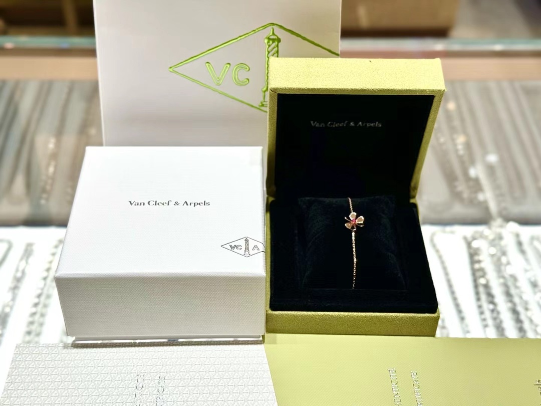 Van Cleef & Arpels 客定 VCA 三花手链