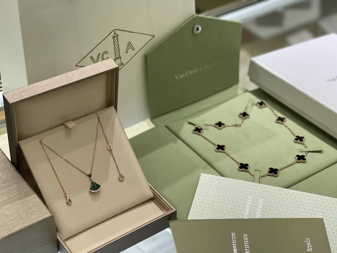 Bottega Veneta BV 孔雀石裙子项链/