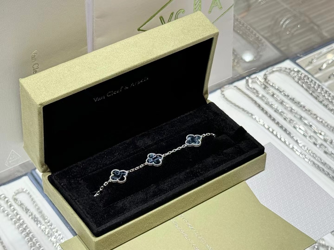 Van Cleef & Arpels 客订新款VCA五花·彼得石手链