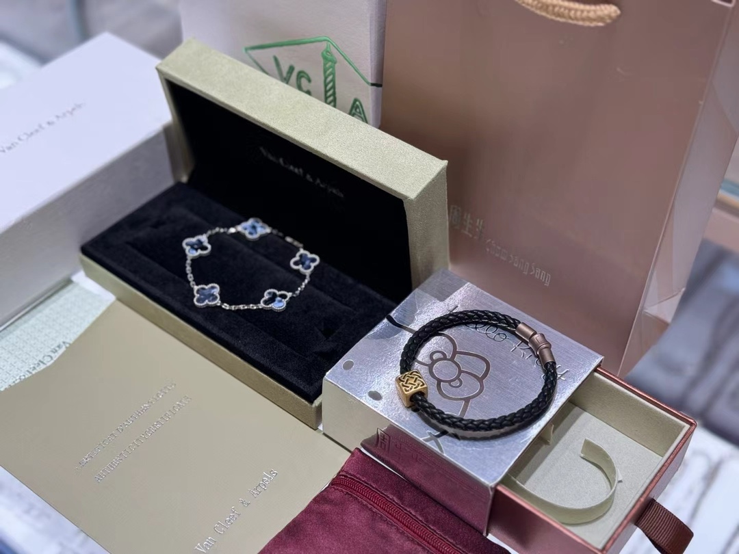 Van Cleef & Arpels 18K VCA 彼得石五花手链/
