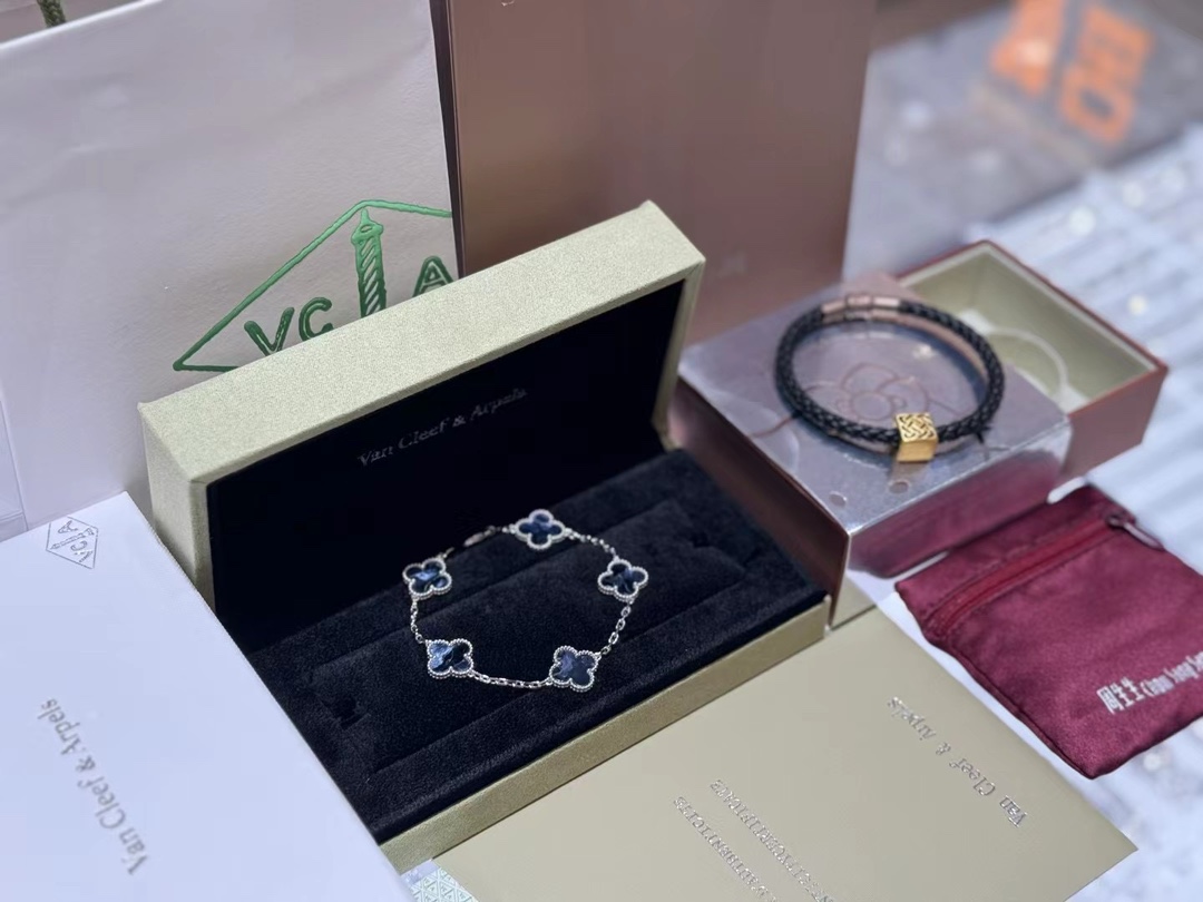 Van Cleef & Arpels 18K VCA 彼得石五花手链/