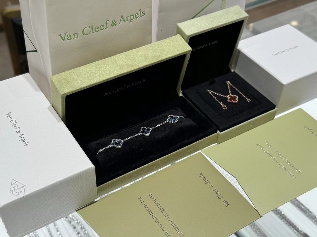 Van Cleef & Arpels 今日客定VCA套装