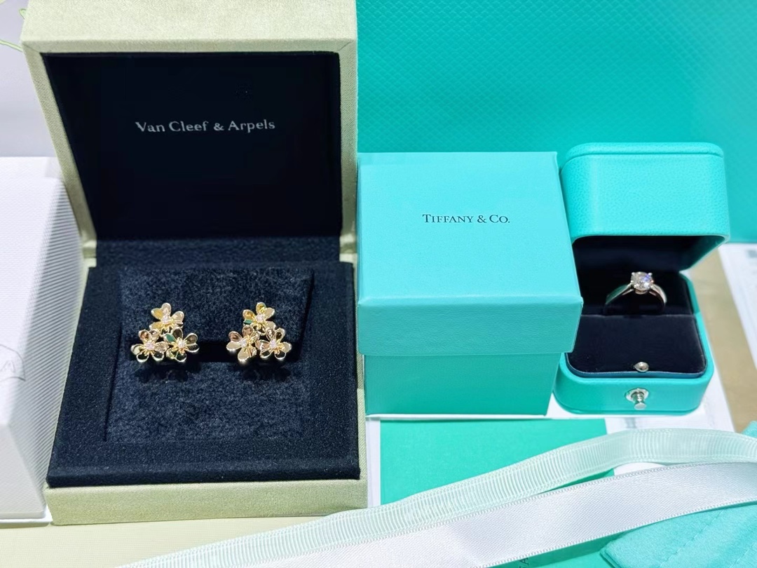 Van Cleef & Arpels 18K 钻石 VCA三花耳拍