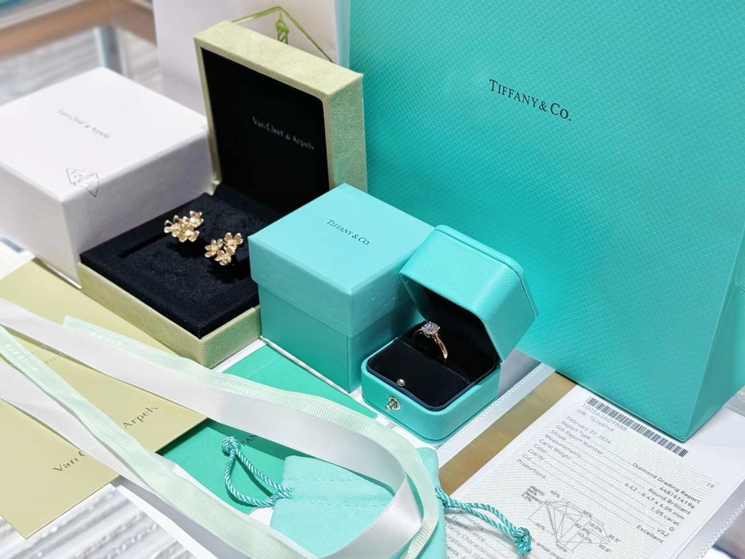 Van Cleef & Arpels 18K 钻石 VCA三花耳拍