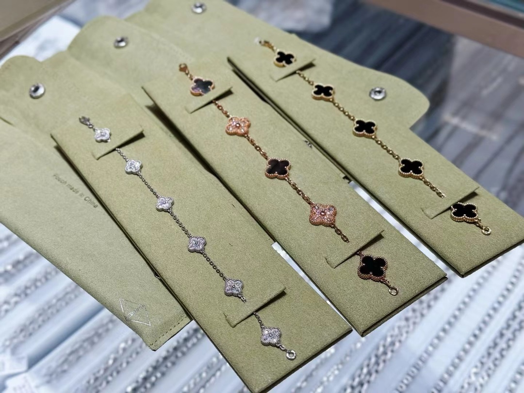 Van Cleef & Arpels 今天是捅了VCA的窝么脸红