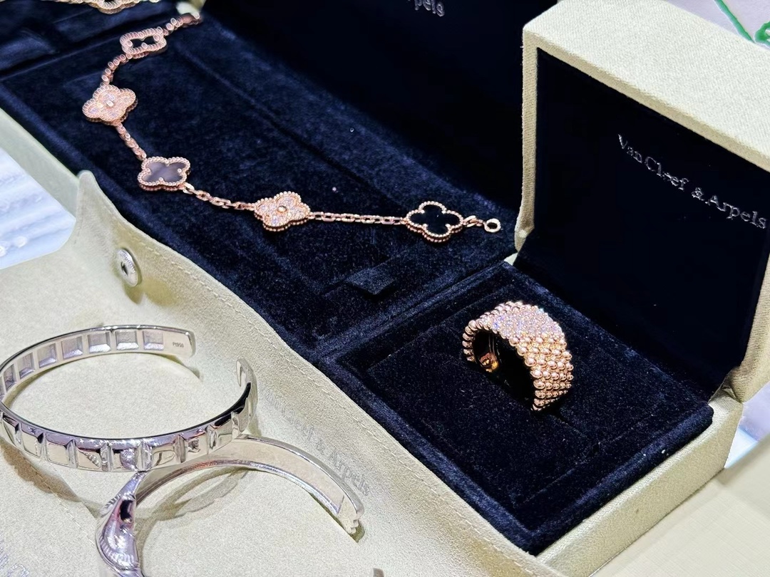 Van Cleef & Arpels 今天是捅了VCA的窝么脸红