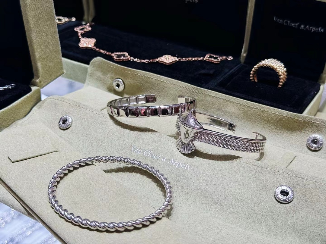 Van Cleef & Arpels 今天是捅了VCA的窝么脸红