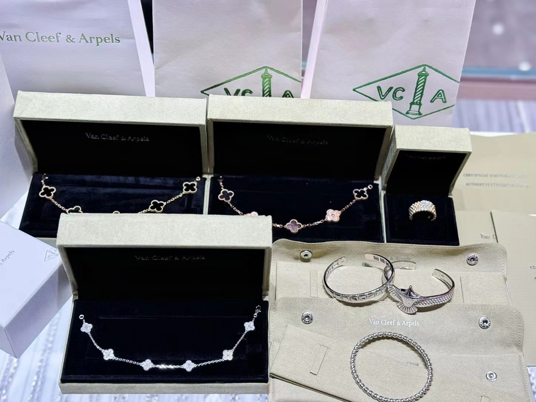 Van Cleef & Arpels 今天是捅了VCA的窝么脸红