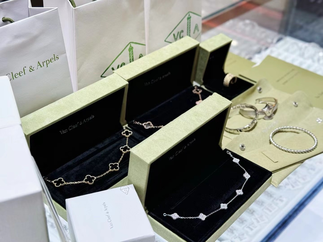 Van Cleef & Arpels 今天是捅了VCA的窝么脸红