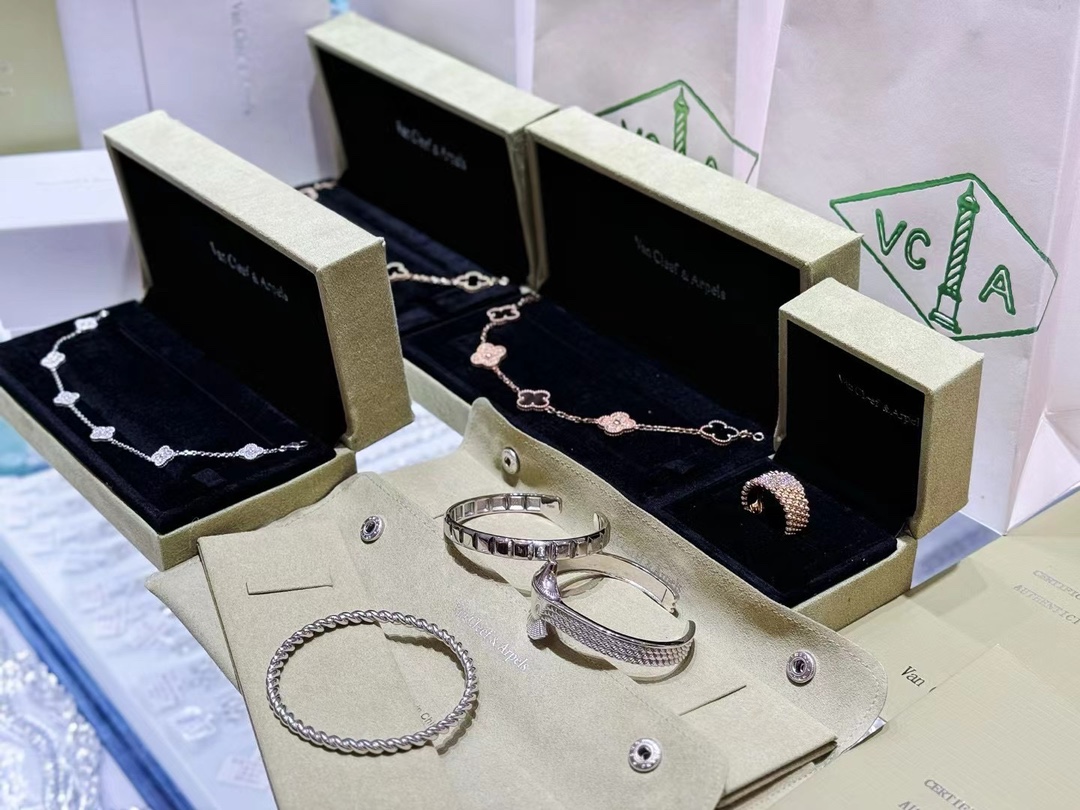 Van Cleef & Arpels 今天是捅了VCA的窝么脸红
