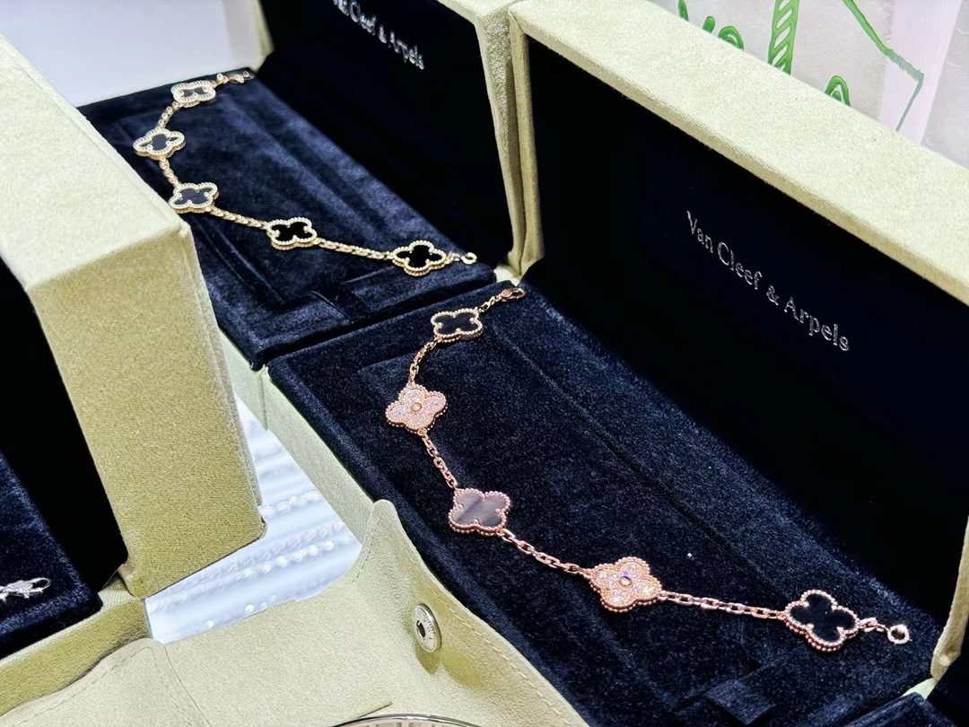 Van Cleef & Arpels 今天是捅了VCA的窝么脸红