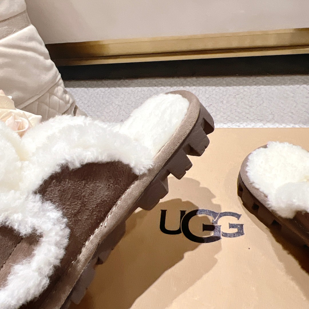 UGGlogo拖鞋太火啦一眼就上头的款式胖胖的方圆头鞋加上羊毛边边logo憨憨的可爱鞋身很轻巧走路简直可