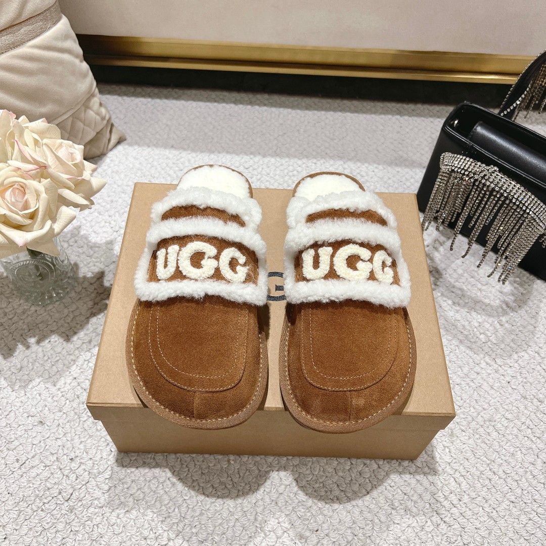 UGGlogo拖鞋太火啦一眼就上头的款式胖胖的方圆头鞋加上羊毛边边logo憨憨的可爱鞋身很轻巧走路简直可