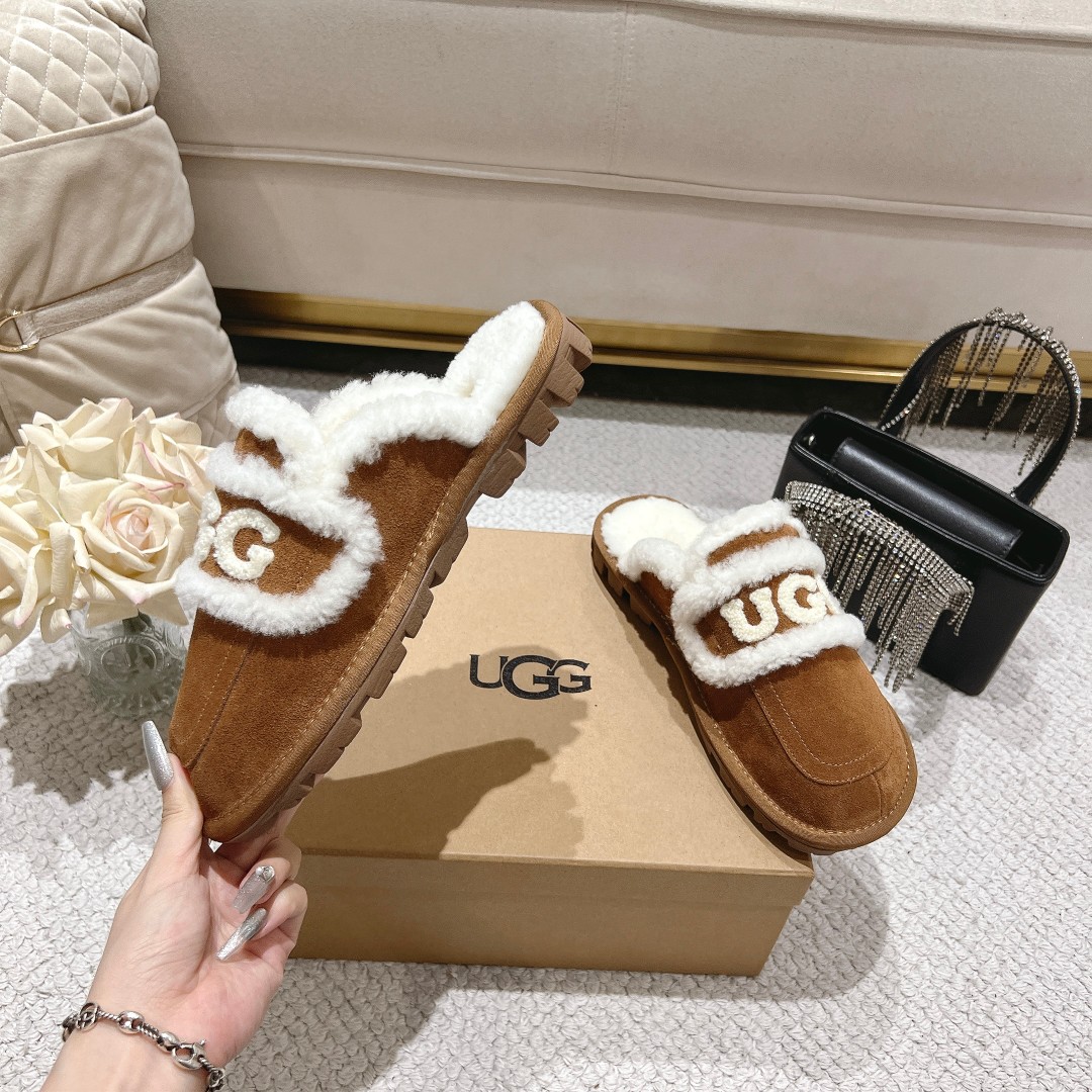 UGGlogo拖鞋太火啦一眼就上头的款式胖胖的方圆头鞋加上羊毛边边logo憨憨的可爱鞋身很轻巧走路简直可