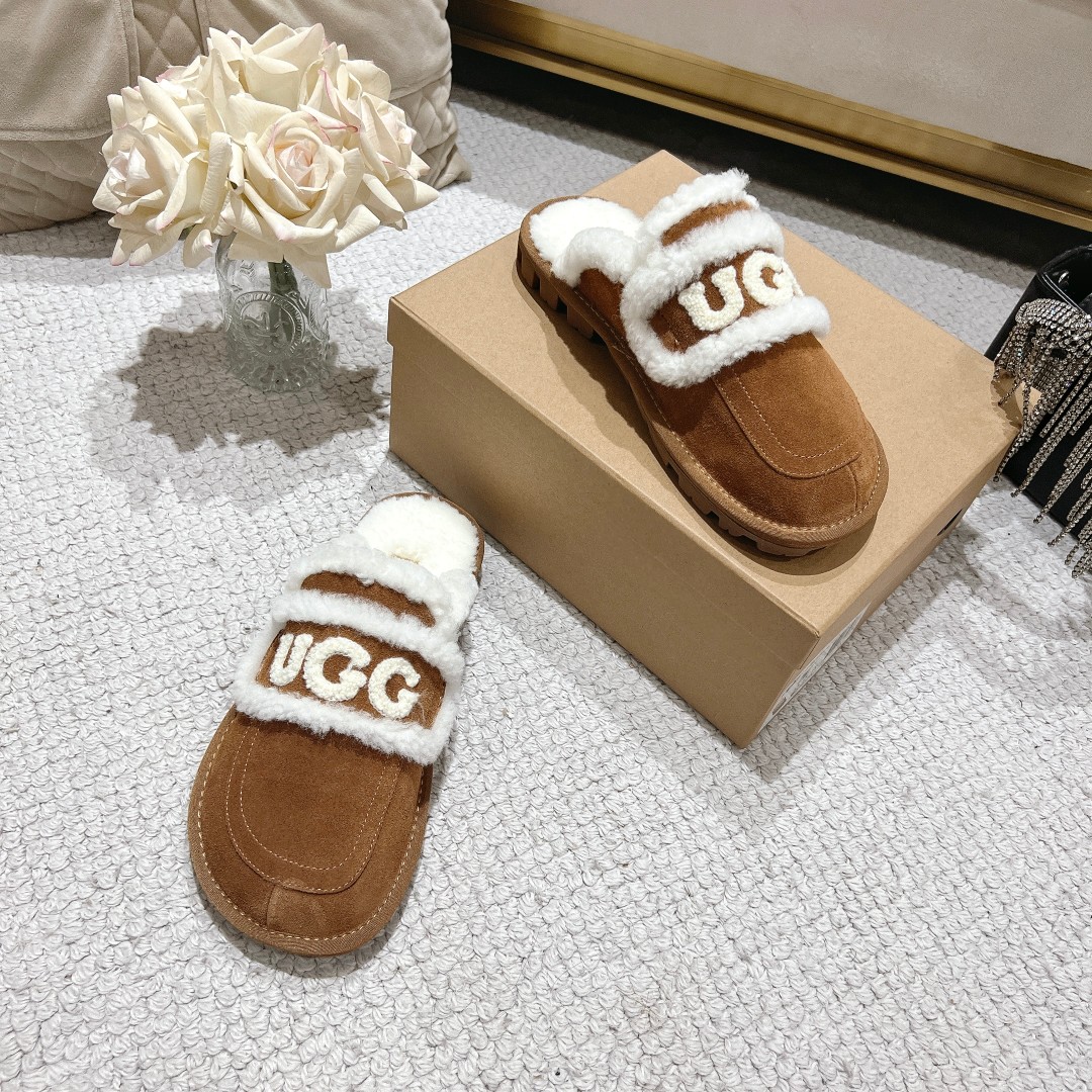 UGGlogo拖鞋太火啦一眼就上头的款式胖胖的方圆头鞋加上羊毛边边logo憨憨的可爱鞋身很轻巧走路简直可