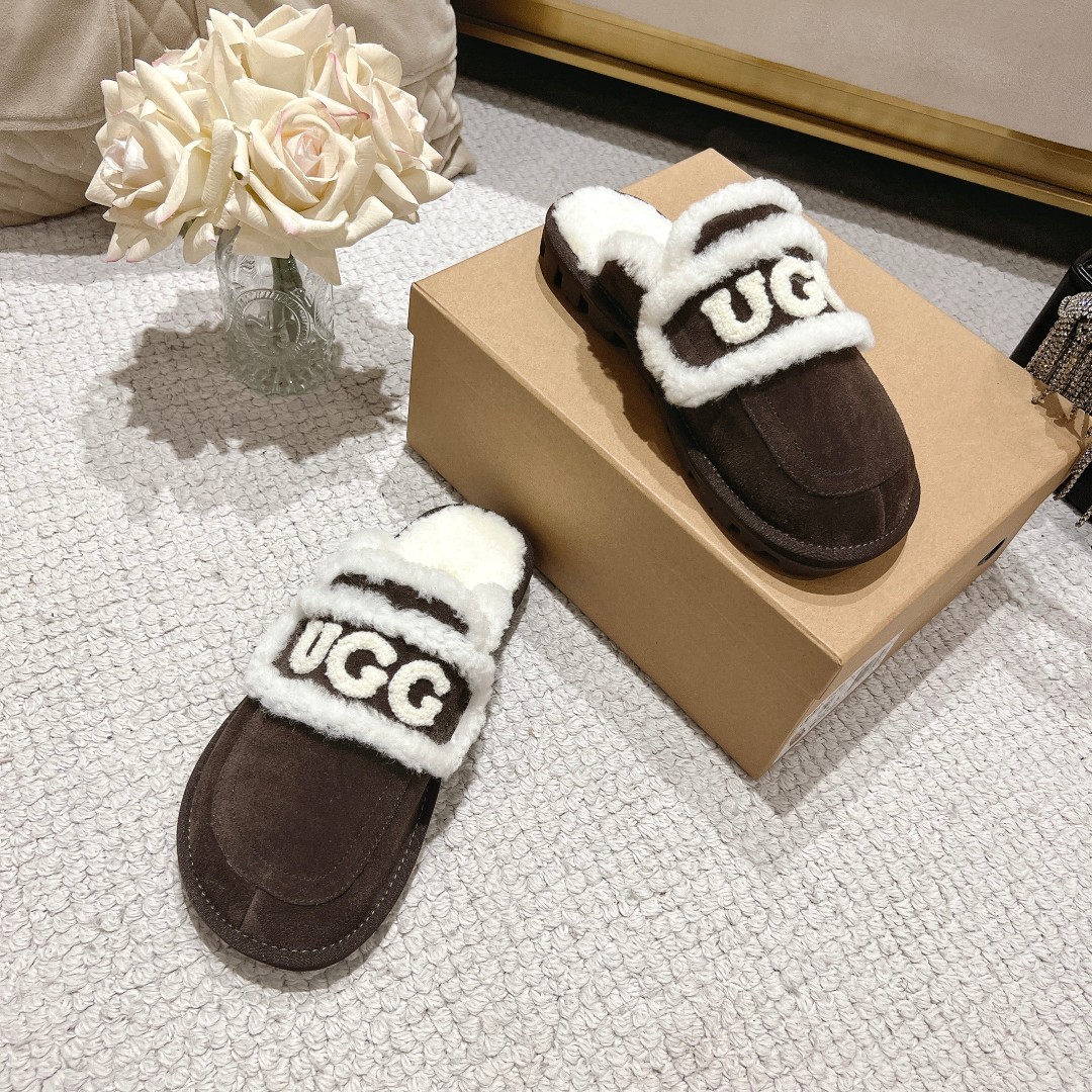 UGGlogo拖鞋太火啦一眼就上头的款式胖胖的方圆头鞋加上羊毛边边logo憨憨的可爱鞋身很轻巧走路简直可