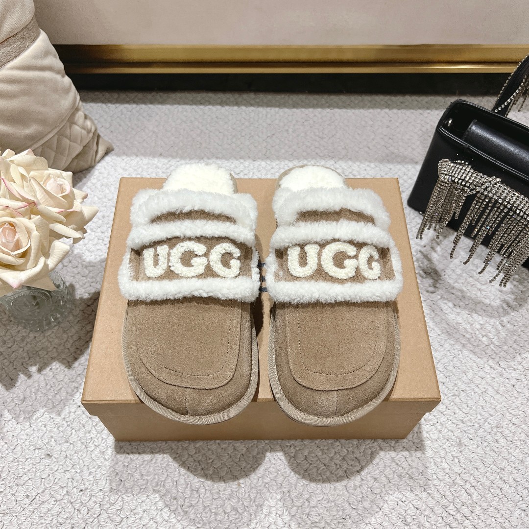 UGGlogo拖鞋太火啦一眼就上头的款式胖胖的方圆头鞋加上羊毛边边logo憨憨的可爱鞋身很轻巧走路简直可