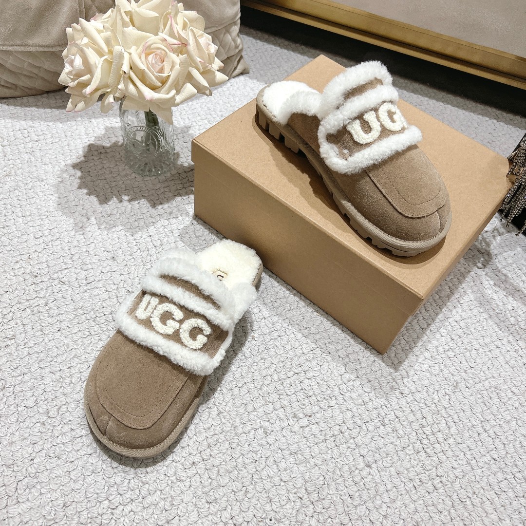 UGGlogo拖鞋太火啦一眼就上头的款式胖胖的方圆头鞋加上羊毛边边logo憨憨的可爱鞋身很轻巧走路简直可