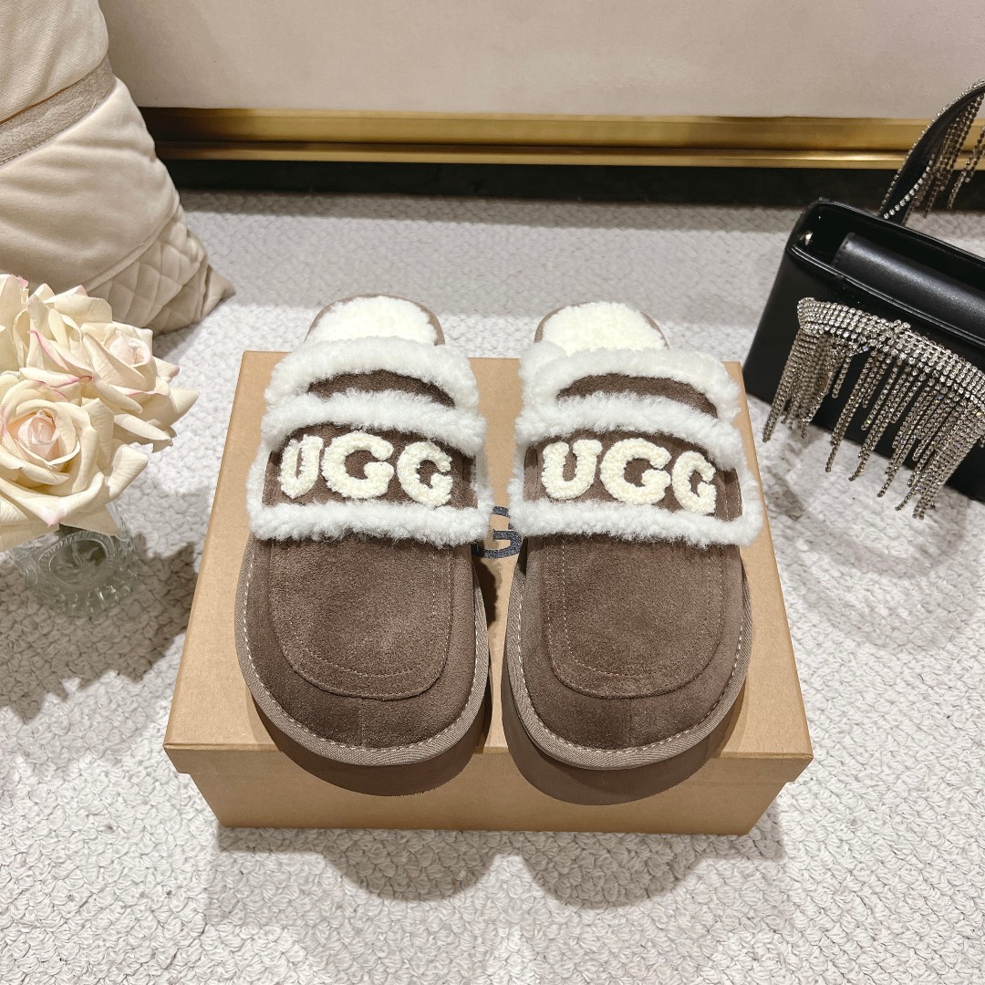 UGGlogo拖鞋太火啦一眼就上头的款式胖胖的方圆头鞋加上羊毛边边logo憨憨的可爱鞋身很轻巧走路简直可