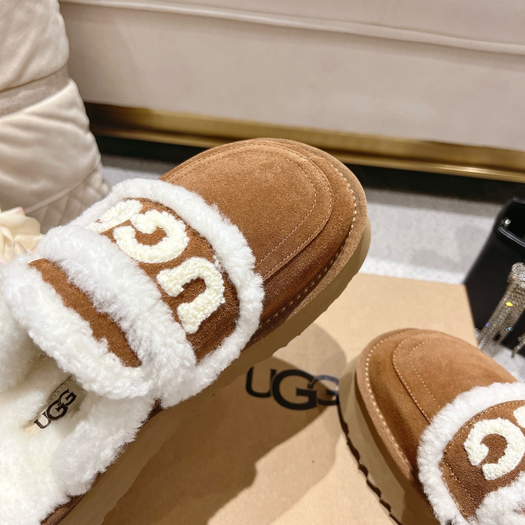 UGGlogo拖鞋太火啦一眼就上头的款式胖胖的方圆头鞋加上羊毛边边logo憨憨的可爱鞋身很轻巧走路简直可