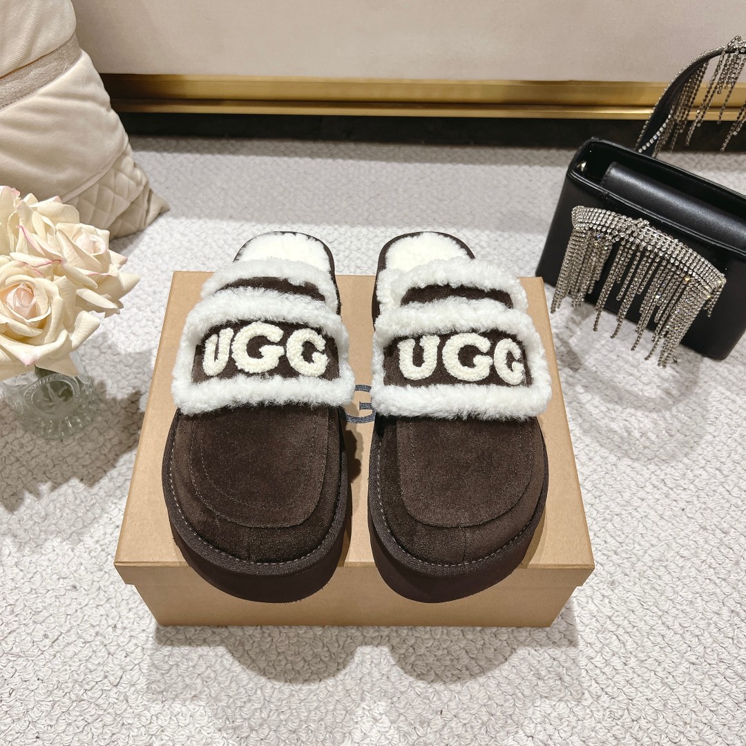 UGGlogo拖鞋太火啦一眼就上头的款式胖胖的方圆头鞋加上羊毛边边logo憨憨的可爱鞋身很轻巧走路简直可