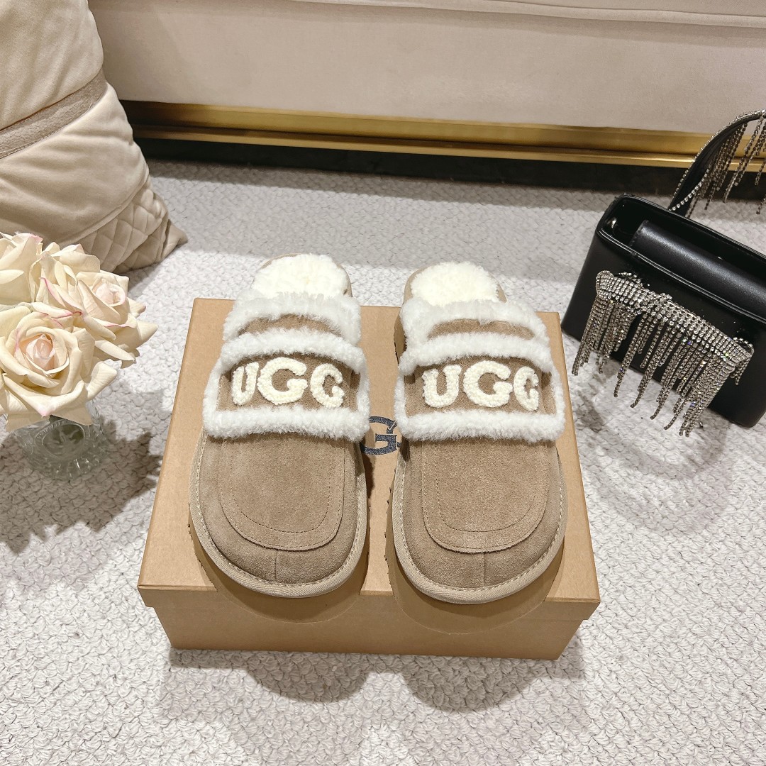 UGGlogo拖鞋太火啦一眼就上头的款式胖胖的方圆头鞋加上羊毛边边logo憨憨的可爱鞋身很轻巧走路简直可