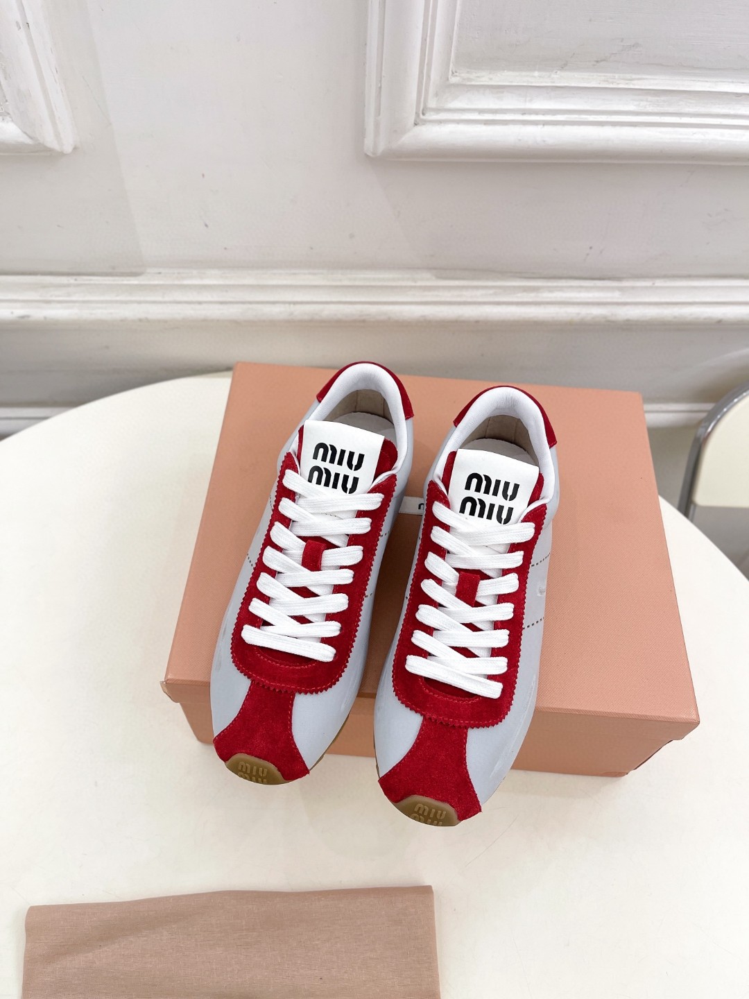 NO:166134,Miumiu's new Forrest Gundam training shoes, giant and easy-to-wear genre shoes, this Miumiu model, early spring show genre shoes, simple and casual and unruly, retro appearance, and reflects the beauty of tannins. The whole pair of shoes is simple and fashionable, and it is very light and versatile!  Size 35-40, casual shoes/sports shoes, miumiu, sneakers19860909miumiu 早春走秀新款阿甘德训鞋运动鞋, 巨巨巨好穿的德训鞋, 缪缪这款,早春走秀款德训鞋,简单很随意不羁 复古颜值满分 又能体现单宁美感 整双鞋子设计简约时尚 上脚非常轻便而且百搭！ 码数35-40,休闲鞋/运动鞋,miumiu,sneakers,Women's Shoes