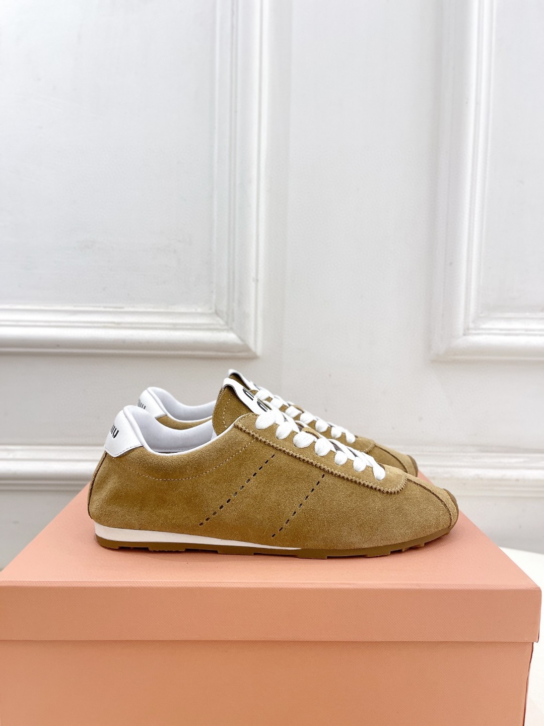 NO:166131,Miumiu's new Forrest Gundam training shoes, giant and easy-to-wear genre shoes, this Miumiu model, early spring show genre shoes, simple and casual and unruly, retro appearance, and reflects the beauty of tannins. The whole pair of shoes is simple and fashionable, and it is very light and versatile!  Size 35-40, casual shoes/sports shoes, miumiu, sneakers19860909miumiu 早春走秀新款阿甘德训鞋运动鞋, 巨巨巨好穿的德训鞋, 缪缪这款,早春走秀款德训鞋,简单很随意不羁 复古颜值满分 又能体现单宁美感 整双鞋子设计简约时尚 上脚非常轻便而且百搭！ 码数35-40,休闲鞋/运动鞋,miumiu,sneakers,Women's Shoes