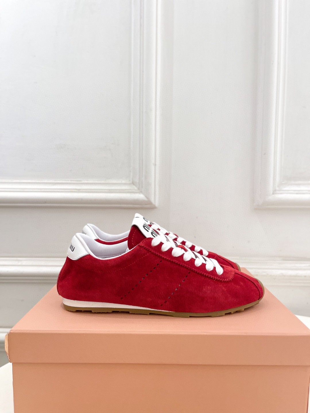 NO:166128,Miumiu's new Forrest Gundam training shoes, giant and easy-to-wear genre shoes, this Miumiu model, early spring show genre shoes, simple and casual and unruly, retro appearance, and reflects the beauty of tannins. The whole pair of shoes is simple and fashionable, and it is very light and versatile!  Size 35-40, casual shoes/sports shoes, miumiu, sneakers19860909miumiu 早春走秀新款阿甘德训鞋运动鞋, 巨巨巨好穿的德训鞋, 缪缪这款,早春走秀款德训鞋,简单很随意不羁 复古颜值满分 又能体现单宁美感 整双鞋子设计简约时尚 上脚非常轻便而且百搭！ 码数35-40,休闲鞋/运动鞋,miumiu,sneakers,Women's Shoes