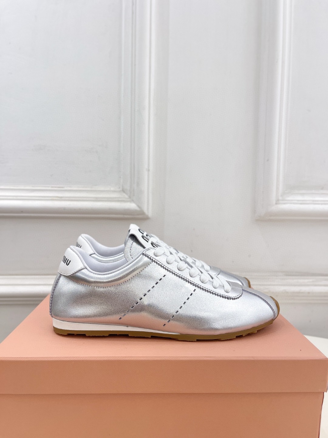 NO:166125,Miumiu's new Forrest Gundam training shoes, giant and easy-to-wear genre shoes, this Miumiu model, early spring show genre shoes, simple and casual and unruly, retro appearance, and reflects the beauty of tannins. The whole pair of shoes is simple and fashionable, and it is very light and versatile!  Size 35-40, casual shoes/sports shoes, miumiu, sneakers19860909miumiu 早春走秀新款阿甘德训鞋运动鞋, 巨巨巨好穿的德训鞋, 缪缪这款,早春走秀款德训鞋,简单很随意不羁 复古颜值满分 又能体现单宁美感 整双鞋子设计简约时尚 上脚非常轻便而且百搭！ 码数35-40,休闲鞋/运动鞋,miumiu,sneakers,Women's Shoes