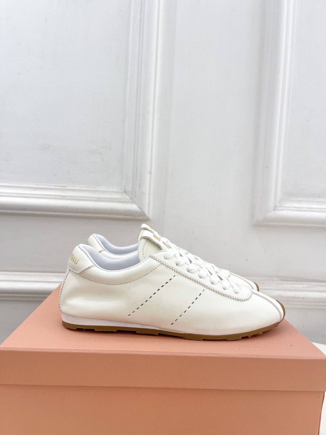 NO:166122,Miumiu's new Forrest Gundam training shoes, giant and easy-to-wear genre shoes, this Miumiu model, early spring show genre shoes, simple and casual and unruly, retro appearance, and reflects the beauty of tannins. The whole pair of shoes is simple and fashionable, and it is very light and versatile!  Size 35-40, casual shoes/sports shoes, miumiu, sneakers19860909miumiu 早春走秀新款阿甘德训鞋运动鞋, 巨巨巨好穿的德训鞋, 缪缪这款,早春走秀款德训鞋,简单很随意不羁 复古颜值满分 又能体现单宁美感 整双鞋子设计简约时尚 上脚非常轻便而且百搭！ 码数35-40,休闲鞋/运动鞋,miumiu,sneakers,Women's Shoes