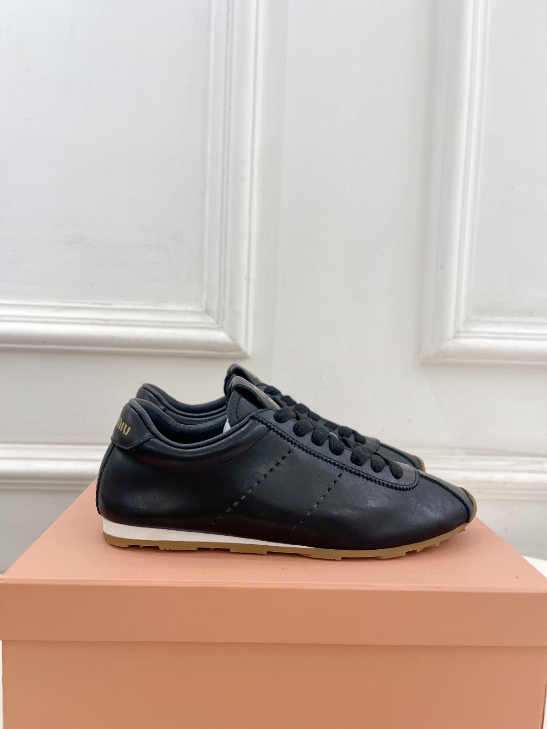 NO:166119,Miumiu's new Forrest Gundam training shoes, giant and easy-to-wear genre shoes, this Miumiu model, early spring show genre shoes, simple and casual and unruly, retro appearance, and reflects the beauty of tannins. The whole pair of shoes is simple and fashionable, and it is very light and versatile!  Size 35-40, casual shoes/sports shoes, miumiu, sneakers19860909miumiu 早春走秀新款阿甘德训鞋运动鞋, 巨巨巨好穿的德训鞋, 缪缪这款,早春走秀款德训鞋,简单很随意不羁 复古颜值满分 又能体现单宁美感 整双鞋子设计简约时尚 上脚非常轻便而且百搭！ 码数35-40,休闲鞋/运动鞋,miumiu,sneakers,Women's Shoes