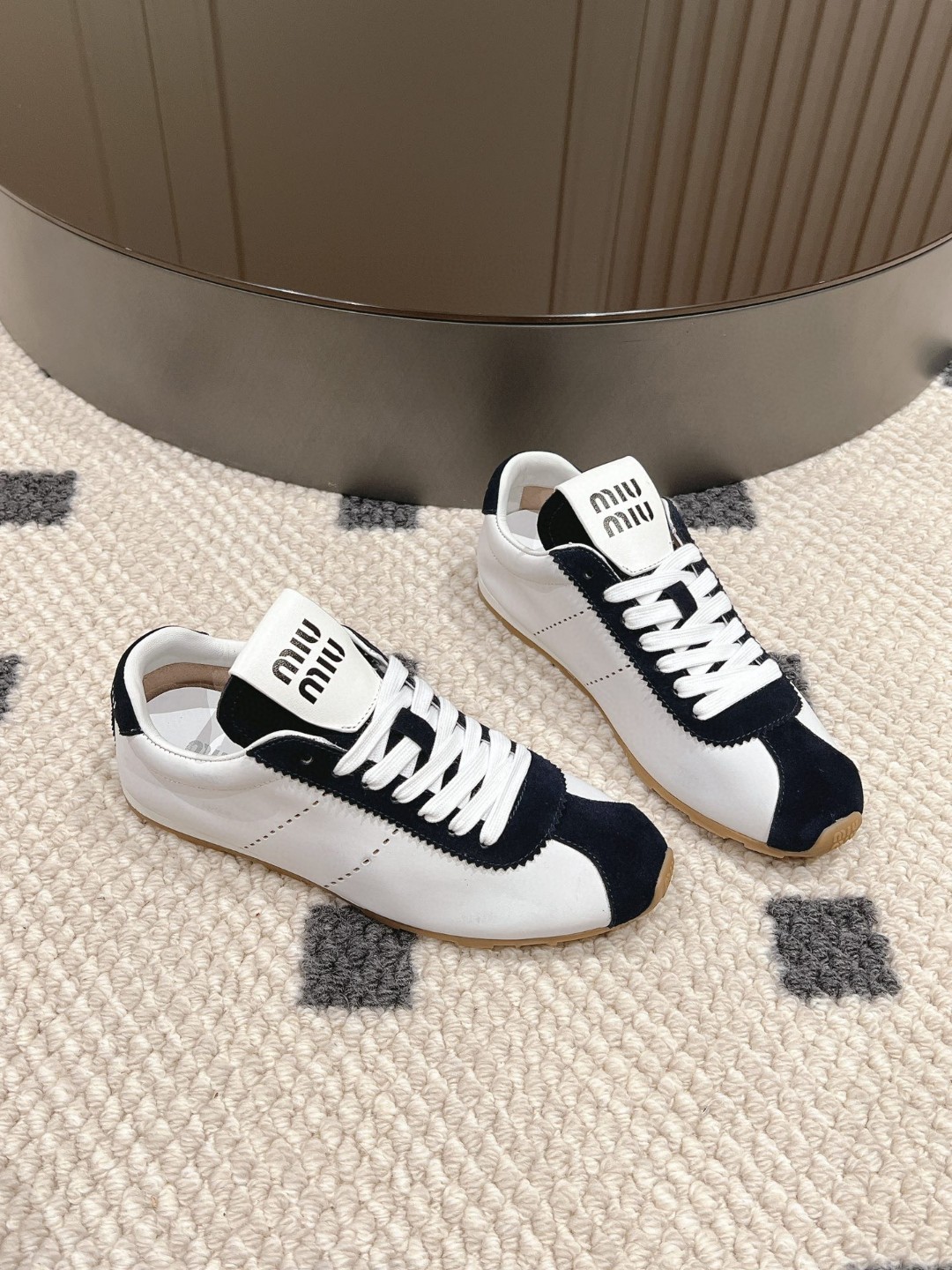 NO:166137,Miumiu's new Forrest Gundam training shoes, giant and easy-to-wear genre shoes, this Miumiu model, early spring show genre shoes, simple and casual and unruly, retro appearance, and reflects the beauty of tannins. The whole pair of shoes is simple and fashionable, and it is very light and versatile!  Size 35-40, casual shoes/sports shoes, miumiu, sneakers19860909miumiu 早春走秀新款阿甘德训鞋运动鞋, 巨巨巨好穿的德训鞋, 缪缪这款,早春走秀款德训鞋,简单很随意不羁 复古颜值满分 又能体现单宁美感 整双鞋子设计简约时尚 上脚非常轻便而且百搭！ 码数35-40,休闲鞋/运动鞋,miumiu,sneakers,Women's Shoes